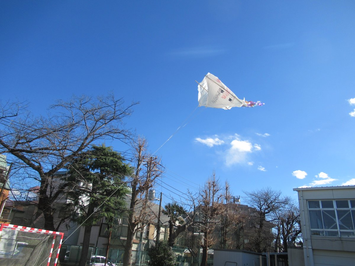 bun_k_sendagi's tweet photo. ２月の青空たんぽぽ広場は、６日（金）、１３日（金）、２５日（水）の１０時～１１時３０分です。ぜひ、どうぞ！
寒くなってきましたが、子どもたちは、お隣の文林中学校校庭で凧あげをしたり、鬼をやっつけたりと、元気いっぱいです。おしゃれパンツの鬼たちは、年中４歳児作です。 https://t.co/S72tdO4rGr