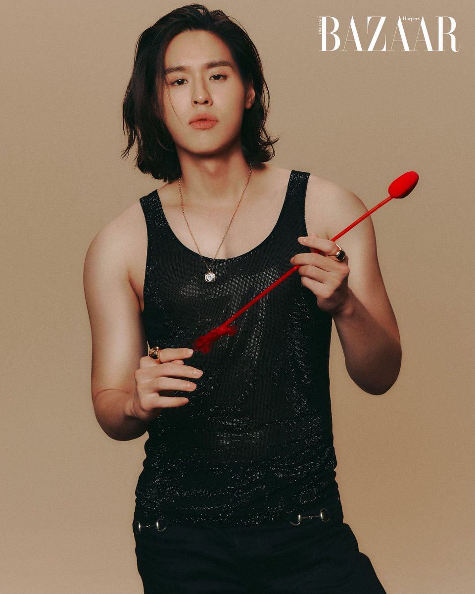 bazaarthailand's tweet photo. ทั้งคู่ตีความ ‘ความรัก’ จากโทนสีในคอลเลกชั่น บิวกิ้นกล่าวว่า “ผมว่า Gucci: La Famiglia สีที่ชัดที่สุดน่าจะเป็นสีดำ ผมว่ามันมีความเท่ และมีความลึกอ่ะ ลึกในที่นี้ถ้าเปรียบเทียบกับความรัก มันอาจจะไม่ได้ถูกตีความมาอย่างฉูดฉาด แต่ว่าเป็นความรักที่น่าค้นหา”

#Bbillkin
#BAZAARThailand https://t.co/DVSk3jB1ip