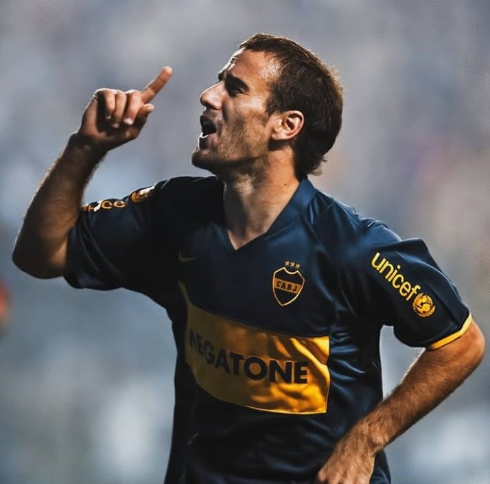 Feliz cumpleaños a dos ídolos del club. Uno el mejor jugador salido de nuestras inferiores, nunca habra otro que se le compare. El otro un monstruo que siempre hizo goles en las difíciles. Tevez y Palacio son héroes en el olimpo bostero