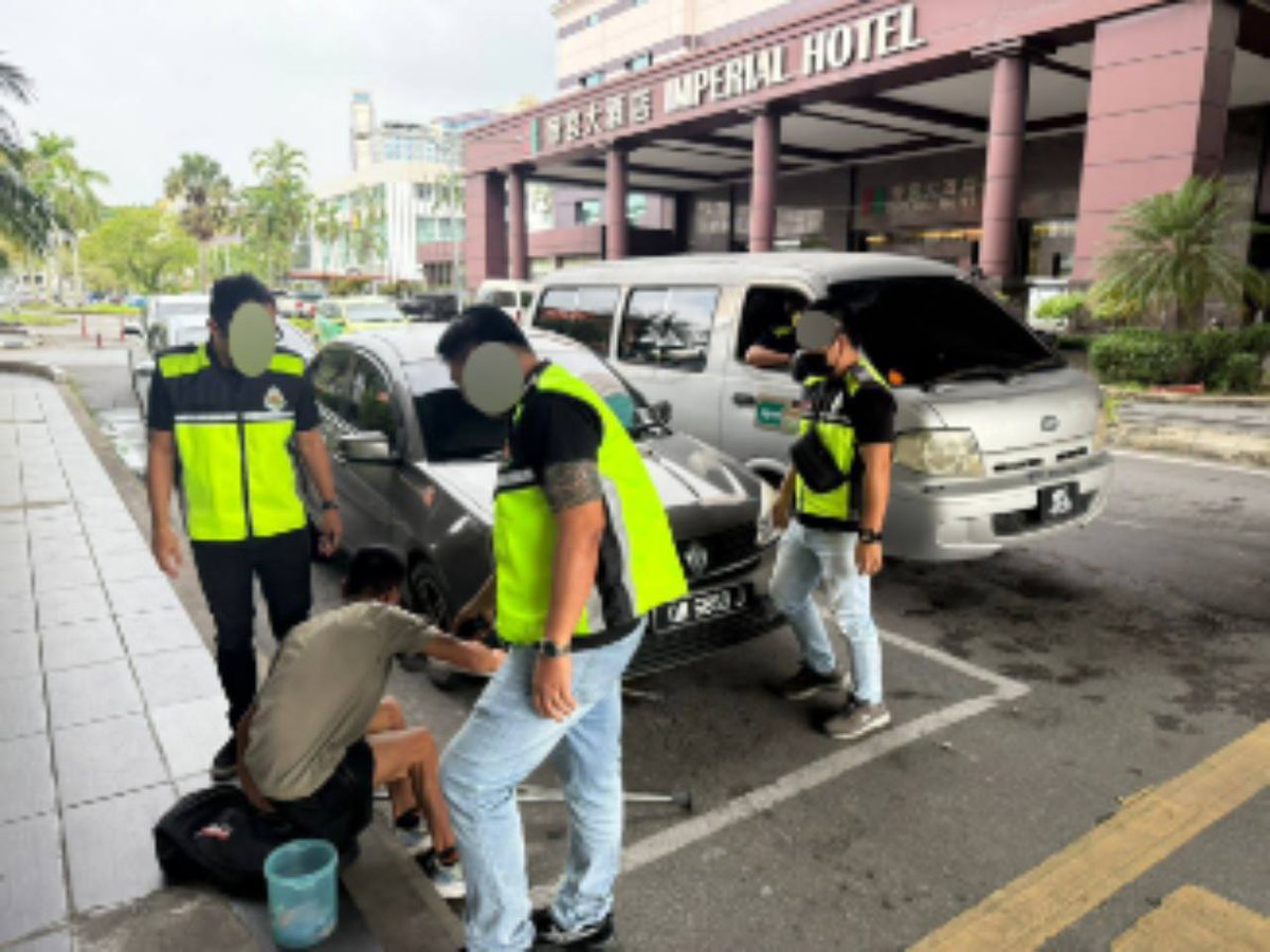 Sarawak_Daily's tweet image. A foreigner was arrested by JIM Miri for illegal fundraising! Authorities seized RM194 cash and revealed the suspect was abusing the Social Visit Pass meant for tourism 😱

Details : sarawakdaily.com/miri-immigrati…

#MiriNews #IllegalFundraising #ImmigrationAlert #kuchingking