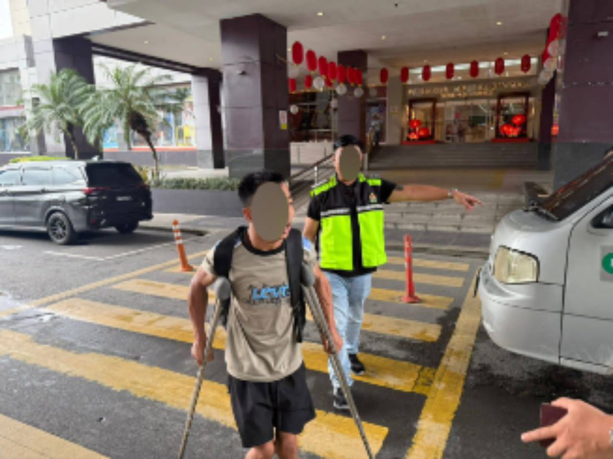 Sarawak_Daily's tweet image. A foreigner was arrested by JIM Miri for illegal fundraising! Authorities seized RM194 cash and revealed the suspect was abusing the Social Visit Pass meant for tourism 😱

Details : sarawakdaily.com/miri-immigrati…

#MiriNews #IllegalFundraising #ImmigrationAlert #kuchingking