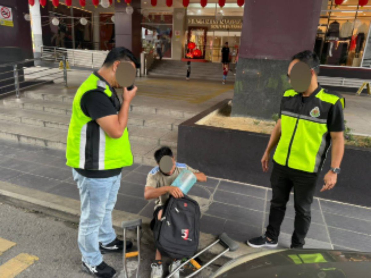 Sarawak_Daily's tweet image. A foreigner was arrested by JIM Miri for illegal fundraising! Authorities seized RM194 cash and revealed the suspect was abusing the Social Visit Pass meant for tourism 😱

Details : sarawakdaily.com/miri-immigrati…

#MiriNews #IllegalFundraising #ImmigrationAlert #kuchingking
