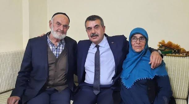 Millî Eğitim Bakanımız Sayın <a href="/Yusuf__Tekin/">Yusuf Tekin</a> bu ülkenin gelmiş geçmiş en “millî” eğitim bakanıdır.

Eleştirilerimizi yaparız, önerilerimizi söyleriz ama bu güzel Anadolu çocuğunu kurda kuşa yem etmeyiz, yedirmeyiz!

Burada bir kez daha hatırlatmak istiyorum: 
Aile düşmanı