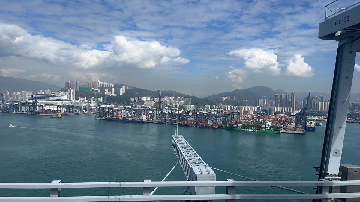 gracexm2010's tweet photo. From Macau to Hong Kong.
A working harbor, not a postcard.
Steel, ships, mountains, and motion —
this is what a global city looks like
when it’s being honest.
#HongKong #GlobalCity #WorkingHarbor #TravelObservation https://t.co/apD1FFotTF
