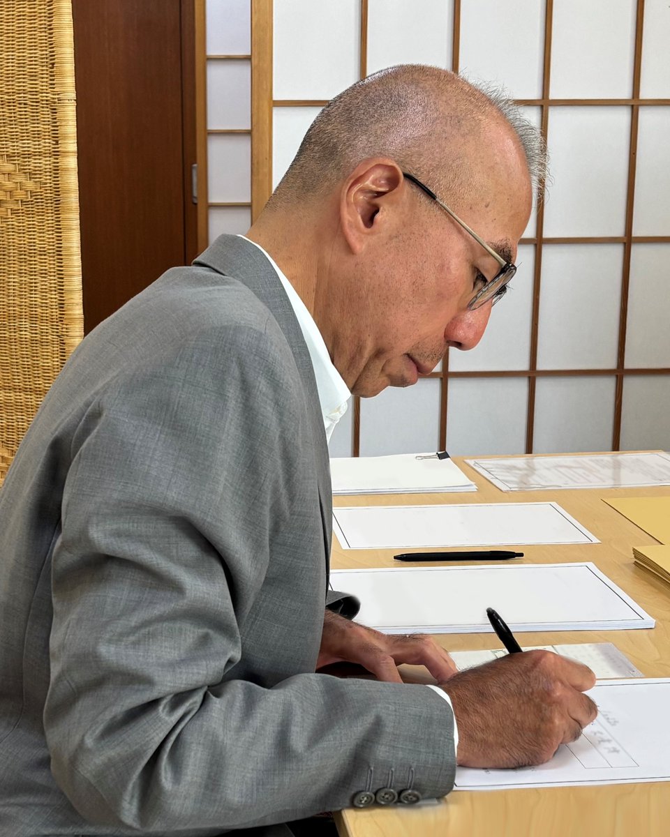 JPEmbassyAU's tweet image. #DYK embassies &amp;amp; consulate-generals serve an important role as overseas electoral places for 🇯🇵 citizens living abroad! Ambassador Suzuki voted for the upcoming 🇯🇵 general election right here at the Embassy in #Canberra!