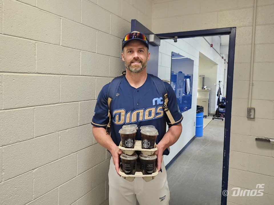 NC 데이비슨이 2일(현지시간) 훈련에 앞서 팀 동료들을 위해 시원한 커피를 사 와서 나눠줬다고 합니다. 또 팀원들과 함께하겠다며 야간 훈련도 자청했다고.