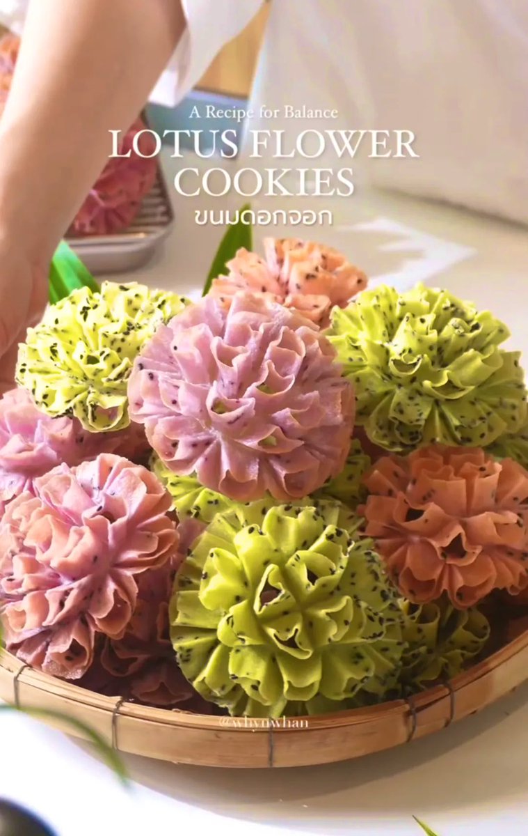 mahakersa's tweet photo. LOTUS FLOWER COOKIES 🌸

Bu ibu.. 
Kalau KUE KEMBANG GOYANG nya CANTIK BEGINI, sayang banget kalau mau dimakan karena secantik itu... Tapi pas udah nyoba sekali, langsung gak bisa berhenti karena emang seenak itu sih ..

Selamat mencoba

Credit to owner https://t.co/0VxYkvvJaL