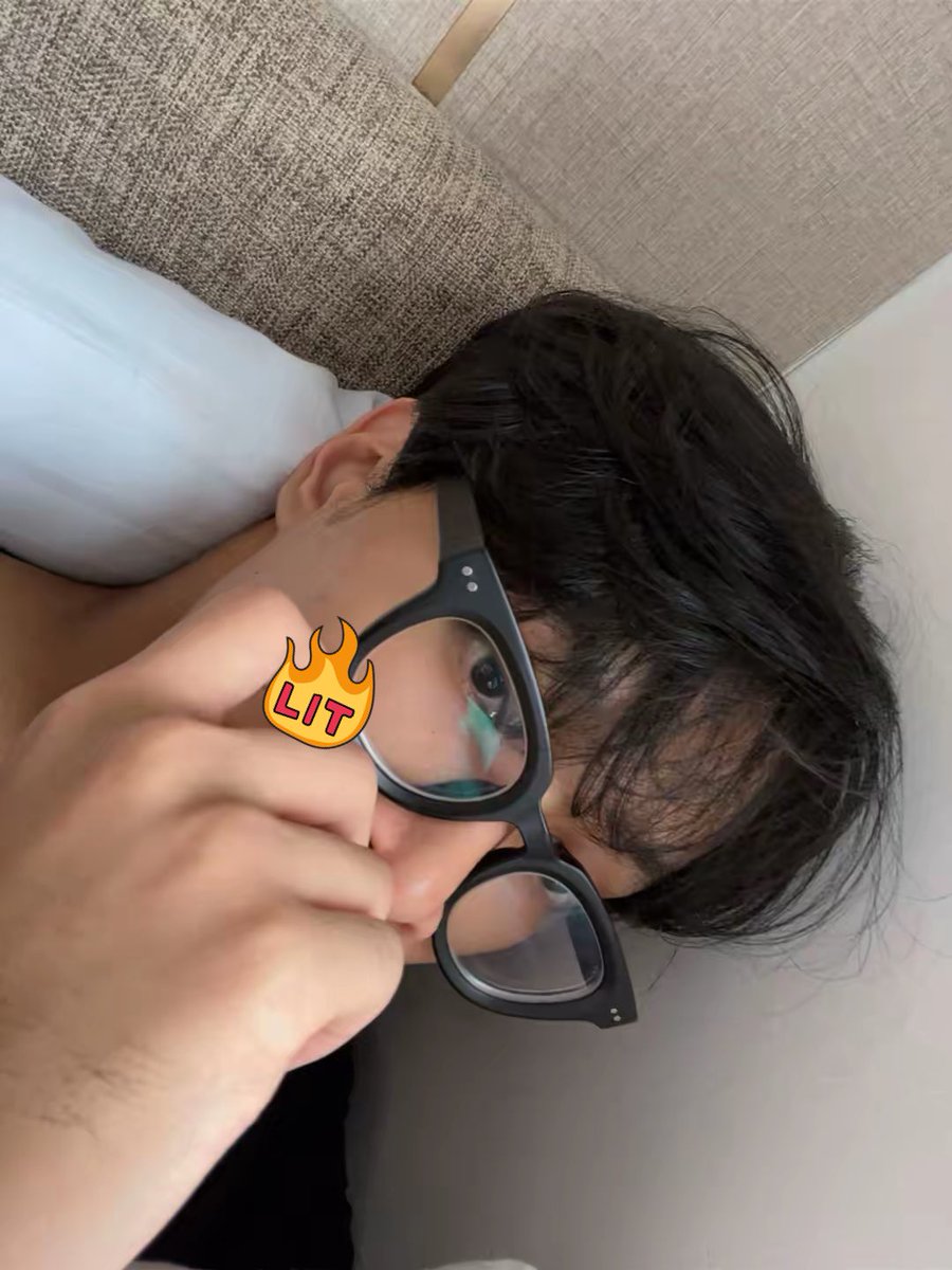 moonsstuck's tweet image. intinya kacamata