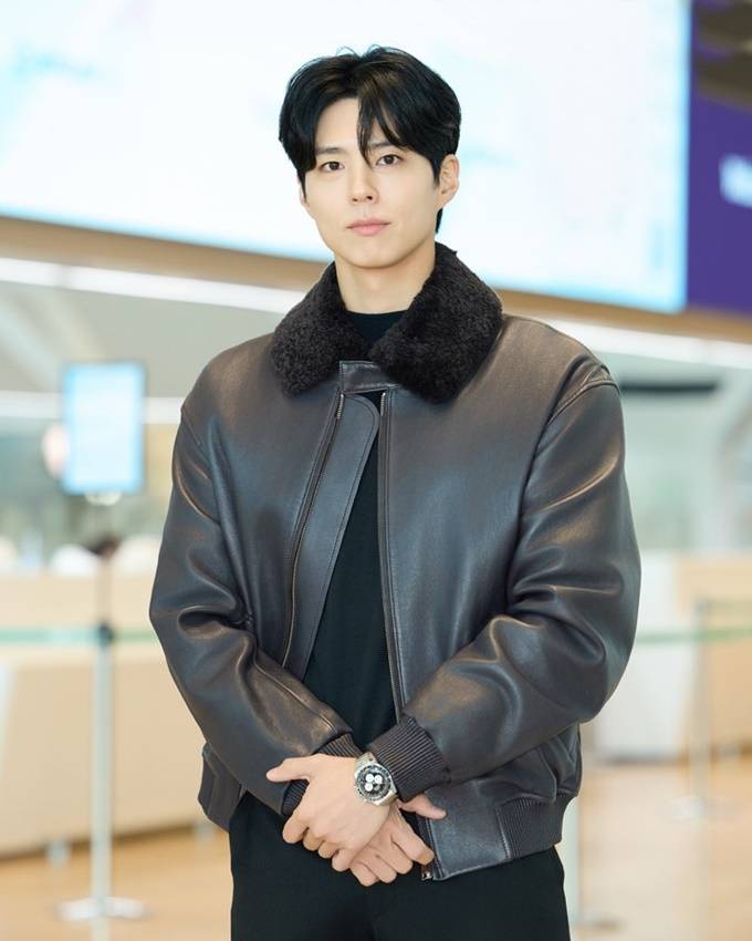 amor_gum's tweet photo. #박보검, 올블랙 스타일에 '오메가' 워치로 완성한 출국룩
https://t.co/RjlMr1FCgE

#Safe_Flight✈️

박보검은 오는 2월 7일 이탈리아 밀라노에서 열리는 오메가 올림픽 기념 글로벌 행사에 참석하는 것은 물론 동계올림픽 개막식 및 주요 경기를 관람하며 글로벌 앰배서더로서 행보를 이어갈 예정 https://t.co/4zjsXkpmyb