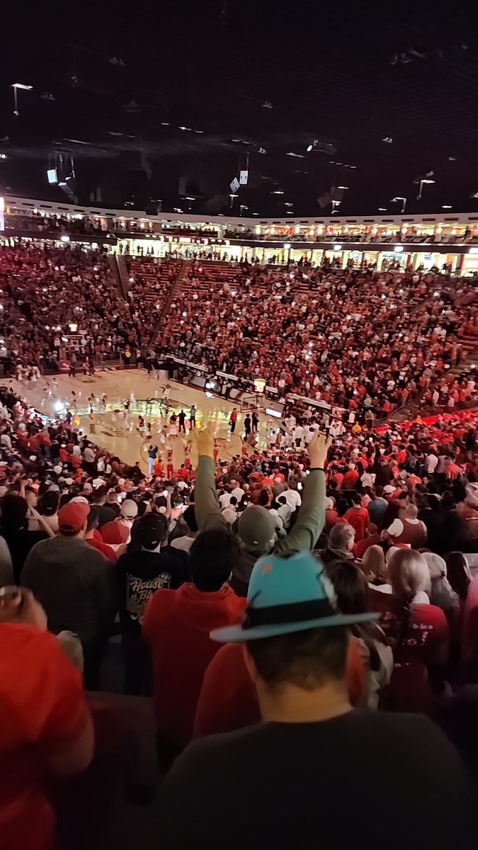 Got to love when The Pit is Rocking #GoLobos <a href="/UNMNorthEndZone/">North EndZone Howlers</a> <a href="/UNMLobo_Louie/">Lobo Louie</a>