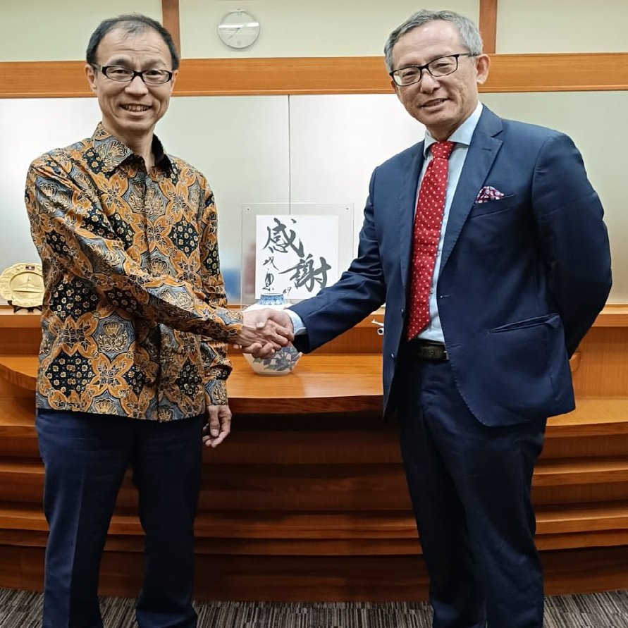 amb_japan_asean's tweet image. Delighted to hear the 💡 perspective of Prof Simon Tay, Chairman of @siia_tweet, one of 🇸🇬’s prominent think tank. Our discussion covered the current global issues, #ASEAN centrality, and ASEAN Outlook on the Indo-Pacific (#AOIP).