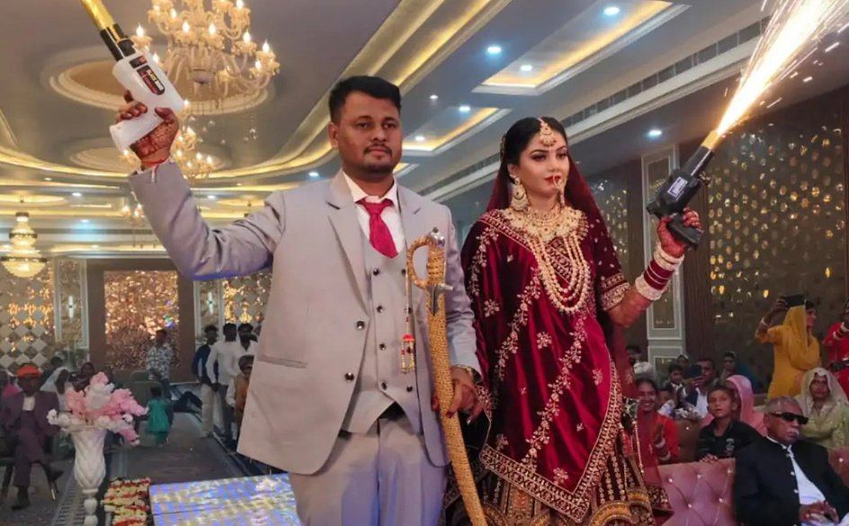 🔥🔥🔥शादी के तीन महीने में ही पति को निपटा दिया !.

अंजली की शादी आशीष से 30 अक्टूबर को हुई थी , लेकिन उसका प्रेम प्रसंग 7 सालों से संजय के साथ चल रहा था !

30 जनवरी को घूमने के बहाने पति को लेकर बाहर गई , जहां प्रेमी ने साथियों के साथ मिलकर आशीष की हत्या कर दी😢😢