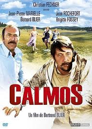 merlinpapin3's tweet photo. #DéfiCinéClassique2026 Février (Cuisine) Vu le film #Calmos de Bertrand Blier (1976) avec Jean Rochefort Jean Pierre Marielle Bernard Blier Brigitte Fossey Claude Piéplu Gérard Jugnot Sylvie Joly Claudine Beccarie Dora Doll Pierre Bertin
(Scène de cuisine au début du film dans un Relais château)
Le gynécologue Paul Dufour (Jean-Pierre Marielle) et son ami Albert dont le patronyme n'est pas révélé (Jean Rochefort) se rendent compte combien ils se sentent harcelés et exténués par les femmes. Le duo abandonne tout pour partir vivre dans un village perdu, pour retrouver la forme, pour couler une vie à la fois simple partageant ivresse, pensées philosophiques éthérées, rigolades et franche camaraderie.
Calmos de Bertrand Blier est typiquement le genre de film qui divise, hérisse, irrite, et parfois amuse, mais surtout qui laisse un goût de malaise persistant. Un objet cinématographique non identifié, presque un nanar cosmique, où Blier, fidèle à sa mission autoproclamée de provocateur, semble ici avoir confondu transgression et provocation gratuite.
Nous sommes au milieu des années 70, époque charnière où le cinéma français explore sans retenue le sexe, la provocation et le scandale. Le public masculin, souvent marié, se presse alors pour voir Emmanuelle, Les Valseuses, ou les premiers films X projetés à visage découvert. Calmos s’inscrit clairement dans ce contexte mercantile : attirer le spectateur par le fantasme, le racolage, et une promesse de liberté sexuelle, quitte à sacrifier toute finesse.
Le film repose sur un postulat volontairement excessif : un monde où les femmes sont réduites à des chipies hurlantes, envahissantes, hystériques, et prédatrices, tandis que les hommes fuient pour retrouver un fantasme de paix virile. Blier force le trait, mais à force de grossir le caricatural, il finit par sombrer dans une vision machiste et ouvertement antiféministe, qui ne laisse plus vraiment de place au second degré.
La mise en scène accentue ce malaise. Blier filme le corps féminin non pas comme un sujet, mais comme un objet, souvent réduit à un argument commercial. Certaines scènes, que l’on peut difficilement qualifier autrement que de pornographiques, plombent le film et cassent tout élan comique ou satirique. Là où la provocation aurait pu être intelligente, elle devient lourde, vulgaire, presque embarrassante.
Et pourtant… tout n’est pas à jeter.
La première partie du film fonctionne étonnamment bien. Grâce à l’écriture des dialogues et surtout au trio Marielle / Rochefort / Blier, on se délecte de ces fameuses répliques chocs, absurdes, grinçantes, parfois drôles malgré tout. Jean-Pierre Marielle, immense acteur, apporte son art du verbe et de la démesure, tandis que Jean Rochefort impose sa nonchalance ironique, sauvant plusieurs scènes à lui seul. Ce duo, par son charisme et son intelligence de jeu, empêche littéralement qu’on éteigne le film.
C’est d’ailleurs là que réside le principal intérêt de Calmos : dans ses acteurs. Sans eux, le film serait probablement irregardable. Leur présence donne l’illusion d’une satire maîtrisée, même si le scénario finit par s’effondrer sous le poids de ses propres excès.
Le problème vient surtout de l’intention. Calmos tente clairement de contrer la vague féministe née dans les années 60, en la tournant en dérision par l’humour et l’outrance. Mais là où Blier croit attaquer une idéologie, il finit par attaquer les femmes elles-mêmes. La satire se brouille, le propos devient confus, et l’humour se transforme en règlement de comptes mal dégrossi.
Le scénario, découpé en deux parties, illustre bien ce déséquilibre. Une première moitié relativement inspirée, mordante, dialoguée, suivie d’une seconde qui s’enlise dans la répétition, la vulgarité et l’absence totale de point de vue critique. Blier semble s’y perdre, déraper, et ne plus savoir où il va.
Reste enfin un vrai regret : voir des comédiennes comme Brigitte Fossey se prêter à ce jeu douteux. Non pas par pruderie, mais parce que le film ne leur offre aucun espace de jeu, aucun regard, aucun contrechamp. Elles ne sont jamais des personnages, seulement des fonctions.
Au final, Calmos est un film transgressif, oui. Moderne, certainement pas. Machiste, clairement. Antiféministe, sans ambiguïté. Un film qui provoque, mais qui provoque mal, et surtout pour de mauvaises raisons. Un accident de parcours chez Blier, où le talent d’écriture et la liberté se sont noyés dans l’excès et le racolage.
Heureusement, Marielle et Rochefort sont là. Sans eux, Calmos ne serait pas un film polémique… mais juste un mauvais film.
@FredOL69007
❤️si vous aimez