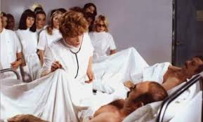 merlinpapin3's tweet photo. #DéfiCinéClassique2026 Février (Cuisine) Vu le film #Calmos de Bertrand Blier (1976) avec Jean Rochefort Jean Pierre Marielle Bernard Blier Brigitte Fossey Claude Piéplu Gérard Jugnot Sylvie Joly Claudine Beccarie Dora Doll Pierre Bertin
(Scène de cuisine au début du film dans un Relais château)
Le gynécologue Paul Dufour (Jean-Pierre Marielle) et son ami Albert dont le patronyme n'est pas révélé (Jean Rochefort) se rendent compte combien ils se sentent harcelés et exténués par les femmes. Le duo abandonne tout pour partir vivre dans un village perdu, pour retrouver la forme, pour couler une vie à la fois simple partageant ivresse, pensées philosophiques éthérées, rigolades et franche camaraderie.
Calmos de Bertrand Blier est typiquement le genre de film qui divise, hérisse, irrite, et parfois amuse, mais surtout qui laisse un goût de malaise persistant. Un objet cinématographique non identifié, presque un nanar cosmique, où Blier, fidèle à sa mission autoproclamée de provocateur, semble ici avoir confondu transgression et provocation gratuite.
Nous sommes au milieu des années 70, époque charnière où le cinéma français explore sans retenue le sexe, la provocation et le scandale. Le public masculin, souvent marié, se presse alors pour voir Emmanuelle, Les Valseuses, ou les premiers films X projetés à visage découvert. Calmos s’inscrit clairement dans ce contexte mercantile : attirer le spectateur par le fantasme, le racolage, et une promesse de liberté sexuelle, quitte à sacrifier toute finesse.
Le film repose sur un postulat volontairement excessif : un monde où les femmes sont réduites à des chipies hurlantes, envahissantes, hystériques, et prédatrices, tandis que les hommes fuient pour retrouver un fantasme de paix virile. Blier force le trait, mais à force de grossir le caricatural, il finit par sombrer dans une vision machiste et ouvertement antiféministe, qui ne laisse plus vraiment de place au second degré.
La mise en scène accentue ce malaise. Blier filme le corps féminin non pas comme un sujet, mais comme un objet, souvent réduit à un argument commercial. Certaines scènes, que l’on peut difficilement qualifier autrement que de pornographiques, plombent le film et cassent tout élan comique ou satirique. Là où la provocation aurait pu être intelligente, elle devient lourde, vulgaire, presque embarrassante.
Et pourtant… tout n’est pas à jeter.
La première partie du film fonctionne étonnamment bien. Grâce à l’écriture des dialogues et surtout au trio Marielle / Rochefort / Blier, on se délecte de ces fameuses répliques chocs, absurdes, grinçantes, parfois drôles malgré tout. Jean-Pierre Marielle, immense acteur, apporte son art du verbe et de la démesure, tandis que Jean Rochefort impose sa nonchalance ironique, sauvant plusieurs scènes à lui seul. Ce duo, par son charisme et son intelligence de jeu, empêche littéralement qu’on éteigne le film.
C’est d’ailleurs là que réside le principal intérêt de Calmos : dans ses acteurs. Sans eux, le film serait probablement irregardable. Leur présence donne l’illusion d’une satire maîtrisée, même si le scénario finit par s’effondrer sous le poids de ses propres excès.
Le problème vient surtout de l’intention. Calmos tente clairement de contrer la vague féministe née dans les années 60, en la tournant en dérision par l’humour et l’outrance. Mais là où Blier croit attaquer une idéologie, il finit par attaquer les femmes elles-mêmes. La satire se brouille, le propos devient confus, et l’humour se transforme en règlement de comptes mal dégrossi.
Le scénario, découpé en deux parties, illustre bien ce déséquilibre. Une première moitié relativement inspirée, mordante, dialoguée, suivie d’une seconde qui s’enlise dans la répétition, la vulgarité et l’absence totale de point de vue critique. Blier semble s’y perdre, déraper, et ne plus savoir où il va.
Reste enfin un vrai regret : voir des comédiennes comme Brigitte Fossey se prêter à ce jeu douteux. Non pas par pruderie, mais parce que le film ne leur offre aucun espace de jeu, aucun regard, aucun contrechamp. Elles ne sont jamais des personnages, seulement des fonctions.
Au final, Calmos est un film transgressif, oui. Moderne, certainement pas. Machiste, clairement. Antiféministe, sans ambiguïté. Un film qui provoque, mais qui provoque mal, et surtout pour de mauvaises raisons. Un accident de parcours chez Blier, où le talent d’écriture et la liberté se sont noyés dans l’excès et le racolage.
Heureusement, Marielle et Rochefort sont là. Sans eux, Calmos ne serait pas un film polémique… mais juste un mauvais film.
@FredOL69007
❤️si vous aimez