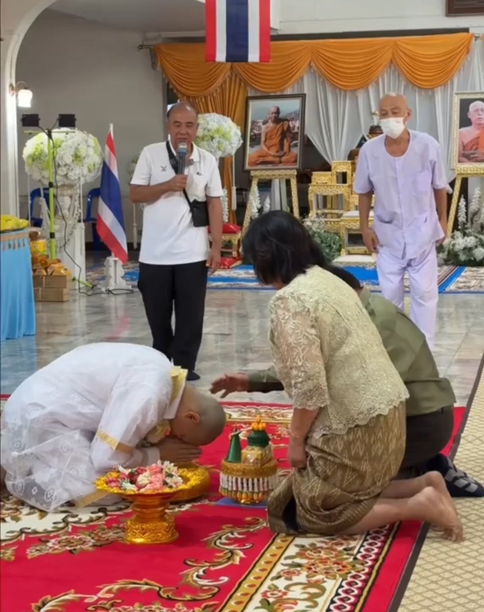 Watching Biu seek his parents’ blessing before entering monkhood was deeply touching..
The ultimate repayment of love &amp; kindness..A beautiful expression of gratitude and respect..such a meaningful and sacred moment for the whole family..🥹

#BuildJakapan <a href="/JakeB4rever/">BIU.</a> #Beyourluve
