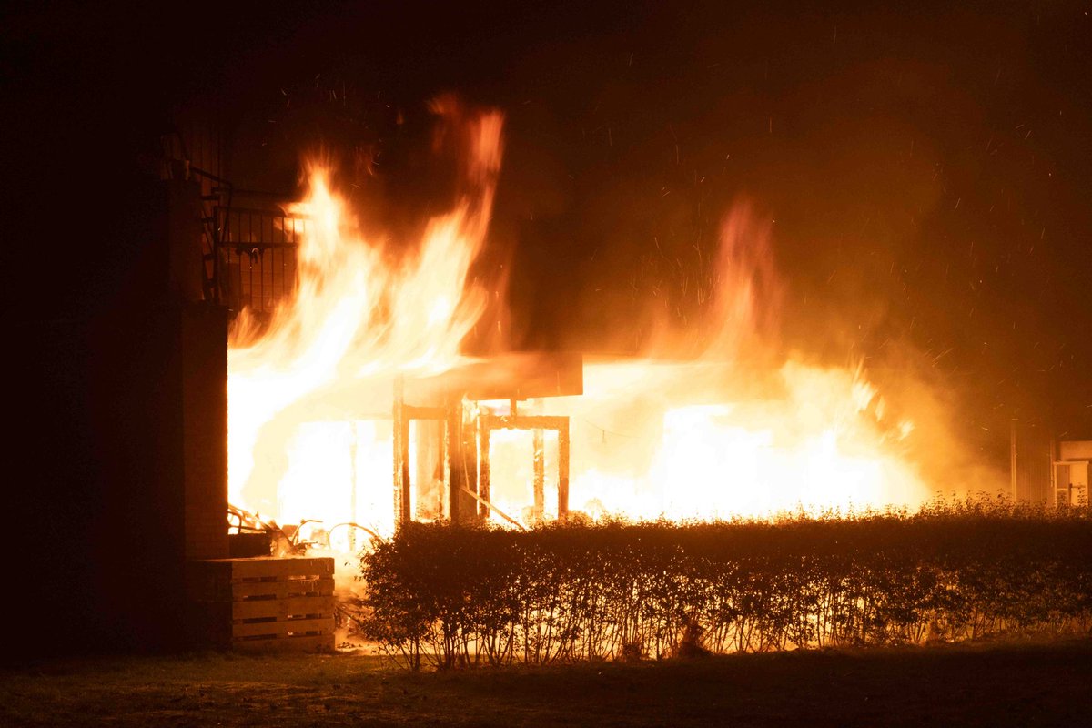 Grote uitslaande brand verwoest appartement in Leeuwarden