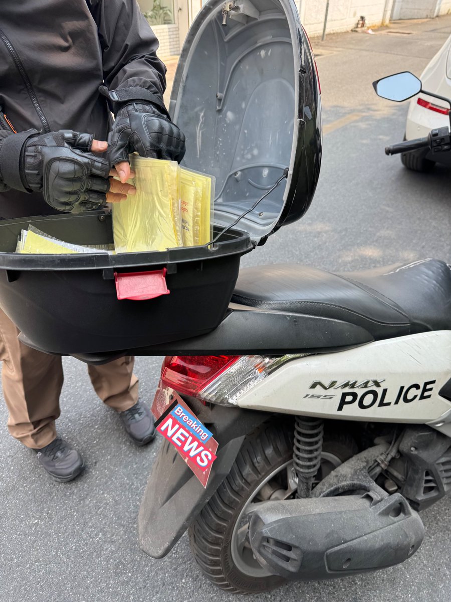 หน้าร้านเค้าเปลี่ยนป้ายจราจร จอดวันคี่วันคู่ แล้วเอาเวลาออก นี่เลยไล่โทรไปถามหน่วยงานที่เกี่ยวข้อง ว่าคือยังไงจอดได้ทั้งวันแล้วเหรอคะ เค้าบอกทำตามป้ายเลย  

สรุปโดนล็อคล้อ เลยแบบ เริ่มแปลกใจ หรือนี่คือเราโดนมิจอยู่หรือเปล่า เพราะทุกรอบให้โอนตรงจุดล็อคเลย ไม่ต้องไปสน.