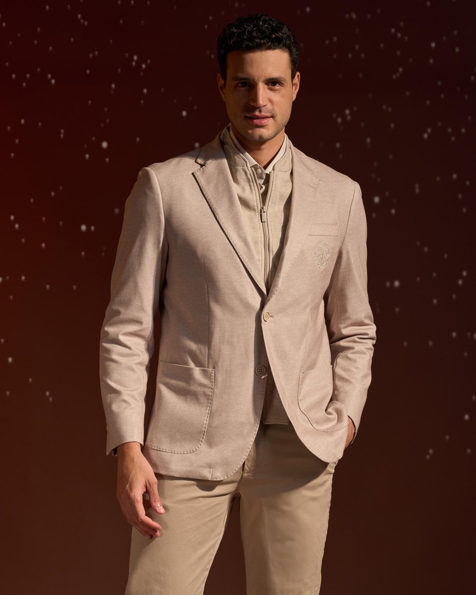 GFerreOfficial's tweet image. Formality, softened by design. #GianfrancoFerre #HolidayCollection