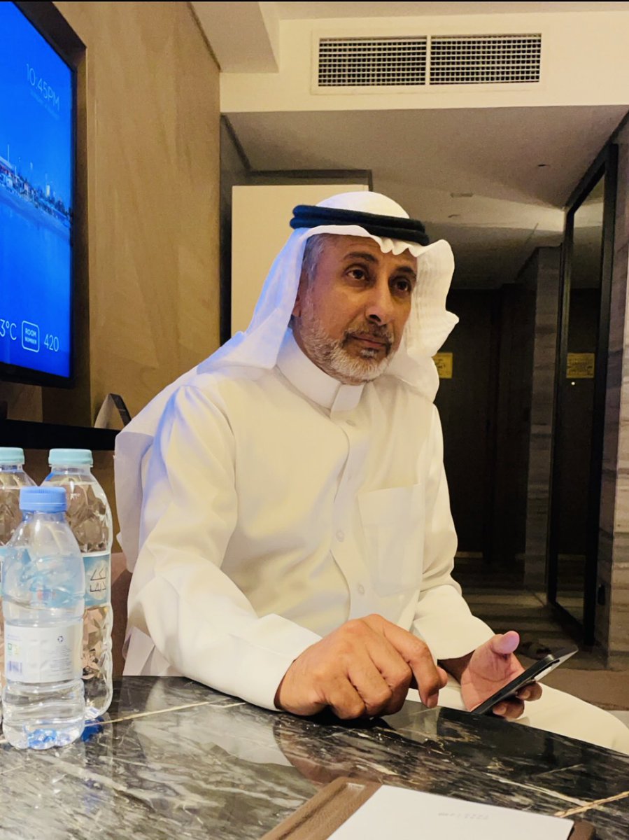 اقرأ يوميا مقالات لكتاب معروفين وغير معروفين. ووجدت أن بعض الكتاب صاحب قلم سيال ويستحق مساحة اكبر انتشارا ولكن ربما لم يجد الفرصة من وجهة نظره او انه مبتعد باختياره.ولا أعلم هل مساحة الهدوء هي سر تميزهم وقدرتهم على الابداع، أم أنهم قد ألفوا ذلك فقط.
واليوم اجد #خلف_العبدلي في هذا