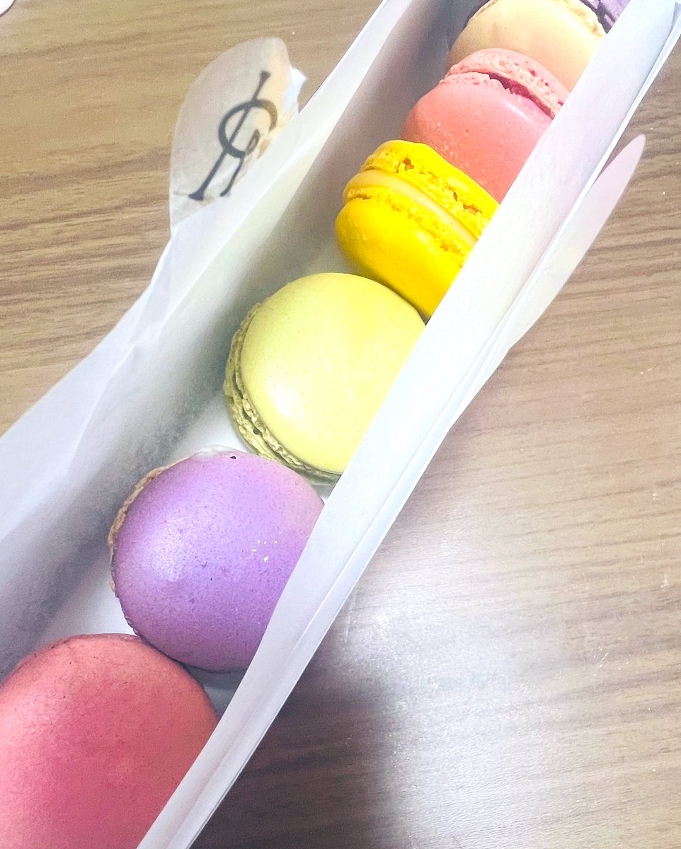 Kiruemoq's tweet photo. 本日は自分の誕生日＋結婚記念日1周年でした！ふたりで東京駅で食べ歩き.*･ﾟ(*º∀º*).ﾟ･*.
駅構内にあった海鮮丼屋さんが凄く美味しかったです🤤白えびせんべいが美味しすぎてプレゼントとして買ってもらいました( *ˊꇴˋ)食べたかったマカロンも✨️✨️ https://t.co/Tab7QEsqnc