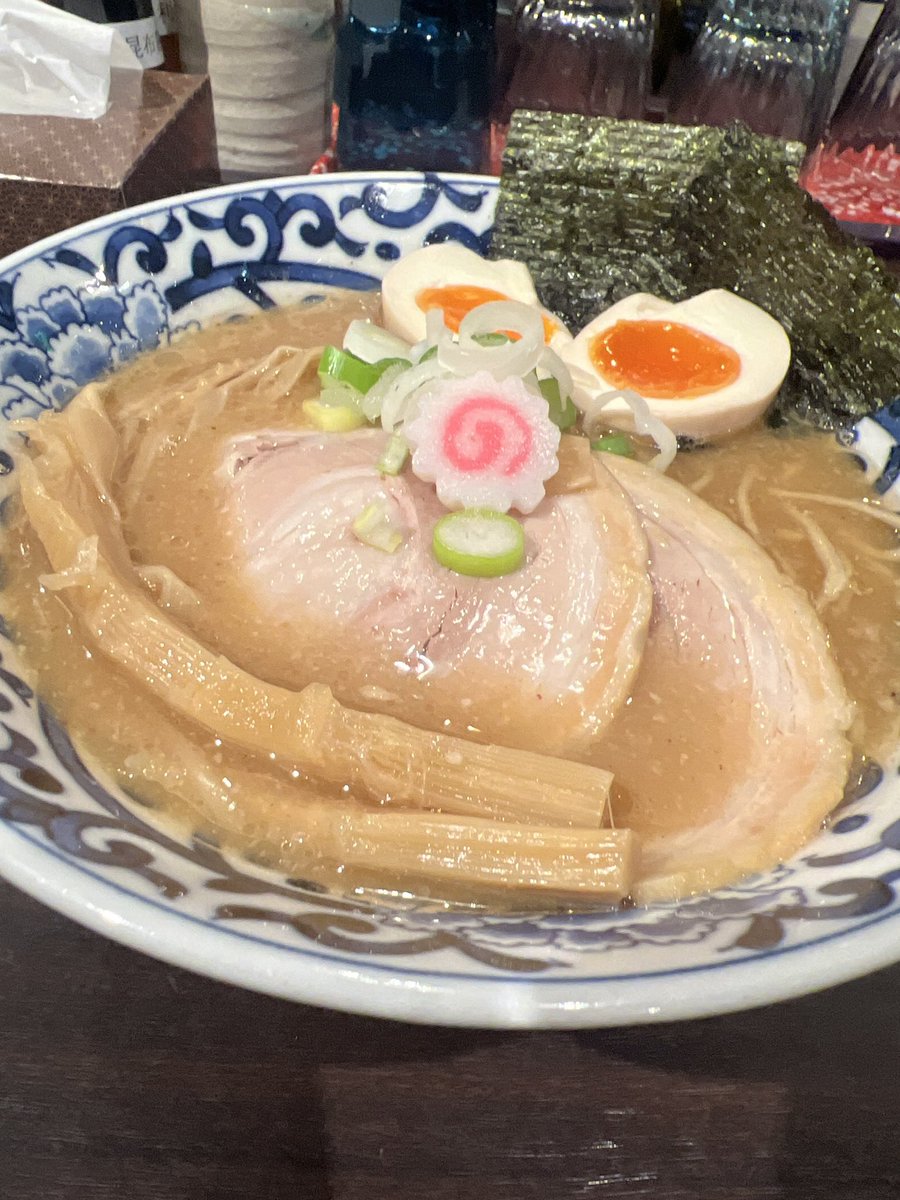 Kiruemoq's tweet photo. 本日は自分の誕生日＋結婚記念日1周年でした！ふたりで東京駅で食べ歩き.*･ﾟ(*º∀º*).ﾟ･*.
駅構内にあった海鮮丼屋さんが凄く美味しかったです🤤白えびせんべいが美味しすぎてプレゼントとして買ってもらいました( *ˊꇴˋ)食べたかったマカロンも✨️✨️ https://t.co/Tab7QEsqnc