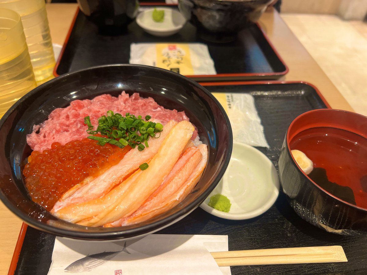 Kiruemoq's tweet photo. 本日は自分の誕生日＋結婚記念日1周年でした！ふたりで東京駅で食べ歩き.*･ﾟ(*º∀º*).ﾟ･*.
駅構内にあった海鮮丼屋さんが凄く美味しかったです🤤白えびせんべいが美味しすぎてプレゼントとして買ってもらいました( *ˊꇴˋ)食べたかったマカロンも✨️✨️ https://t.co/Tab7QEsqnc