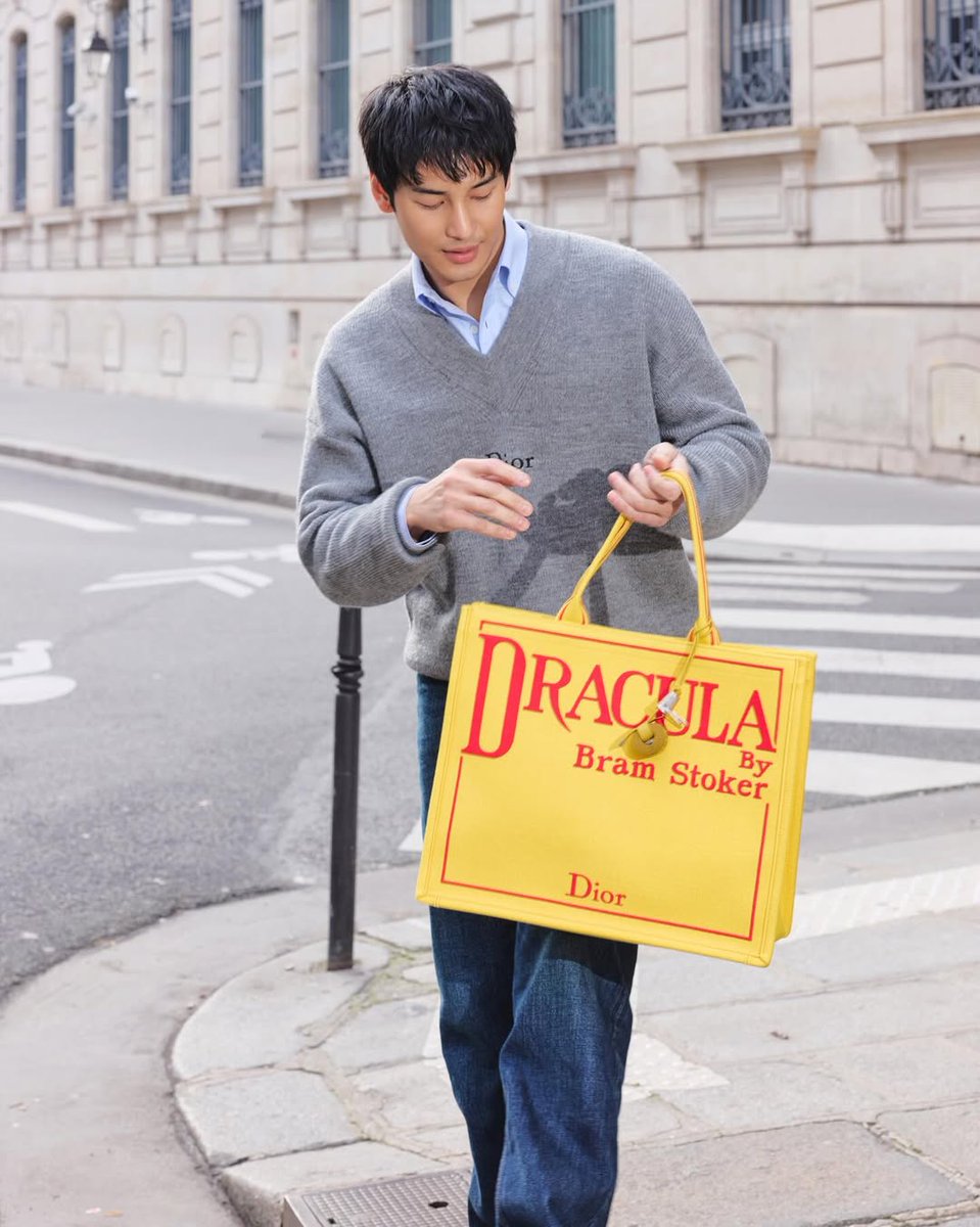 mintmag_th's tweet photo. เด่นสุด! ลุคหล่อของ #อาโปณัฐวิญญ์ พกกระเป๋าคู่ใจใบใหม่ Dior Book Tote จากคอลเล็กชั่น Dior Men’s Summer 2026 กับดีไซน์สุดไอคอนิกที่ Jonathan Anderson หยิบเอาแรงบันดาลใจจากวรรณกรรมและปกหนังสือคลาสสิกมาถ่ายทอดลงบนกระเป๋า💚

#Dior
#DiorSummer26
#ApoNattawin
#MintNews https://t.co/XmeZrOMN1h