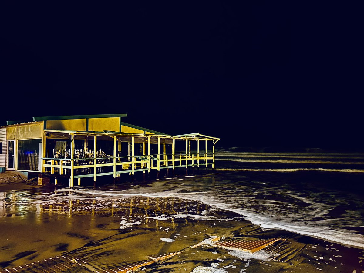pedrofespinosa's tweet photo. El agua alcanza de nuevo el Paseo Marítimo de Cádiz y rodea los chiringuitos que han quedado gravemente dañados https://t.co/wvNVEt4v74
