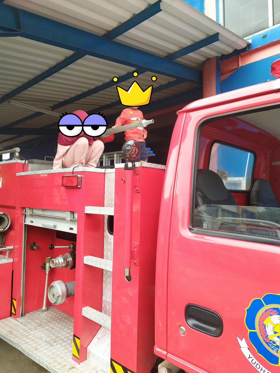 munanzarasep's tweet photo. @prkdlx Anak saya juga suka saya ajak ke kantor damkar  kebetulan anak laki suka mobil damkar dan emg di bolehin sama petugasnya malah di edukasi https://t.co/yMStDejW5d