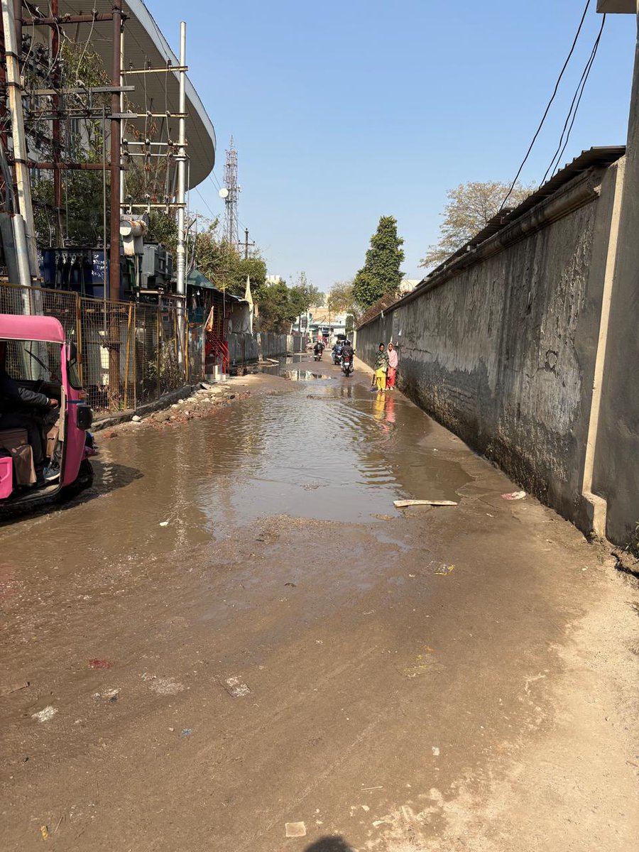rohitatulgrover's tweet photo. This is sarfabad sector 73 near yadu public school 
Daily we have to deal with this gutter water please do something for this @dmgbnagar @noida_authority @myogiadityanath @CeoNoida @HTNoidaGzb @noidakhabar https://t.co/QTmHWbCnVk