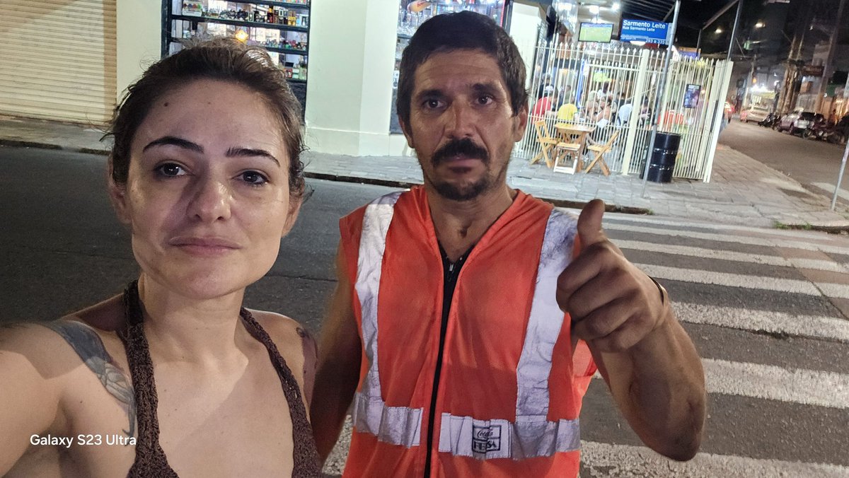 CarinaBelome's tweet photo. Conheci Paulo Roberto Oliveira. Ele não me pediu nada, pois alega comprar seu alimento e suas coisas com trabalho. Parei para conversar com ele ao ser chamada de madrinha, porque eu o ajudei em alguma ocasião (não lembro quando foi).
Veterinário de formação, serviu o exército brasileiro. Morou 2 anos nos EUA e lá provou o êxtase. Dali em diante, provou a pior: crack. O vício foi aumentando e hoje, aos 42 anos, mora nas ruas da capital gaúcha, cata reciclados e usa drogas diariamente. 
Alega ser contra a liberação da maconha, pois não quer ver mais pessoas no mundo do vício. Ele disse que não consegue sair da sua vida de drogadito, mesmo sob tratamento, pois está enfrentando uma dor emocional com relação ao seu casamento que terminou por traição, um dos motivos que provou drogas no exterior. Tentou inúmeras vezes com apoio familiar internar, mas fugiu de sua cidade natal para a capital, com o intuito de não incomodar a família. 
Hoje, nas ruas, sem dignidade por conta de uma escolha infeliz, Paulo não possui mais esperanças de cura. 

Um relato para nossos jovens entenderem que "curtir um barato" pode arruinar sua vida para sempre. 

Porto Alegre,  5 de fevereiro de 2026.