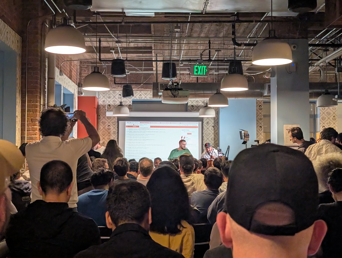 tomoaki_imai's tweet image. 世界初(?)のOpenClaw(Clawdbot)のミートアップがSFであり、数日前の告知ながら900人以上が参加し、作者のPeterが登壇して大盛りあがりでした。QAセッションでOpenClawとAI Agentのこれからについて話していた内容のざっくりまとめ:

-…