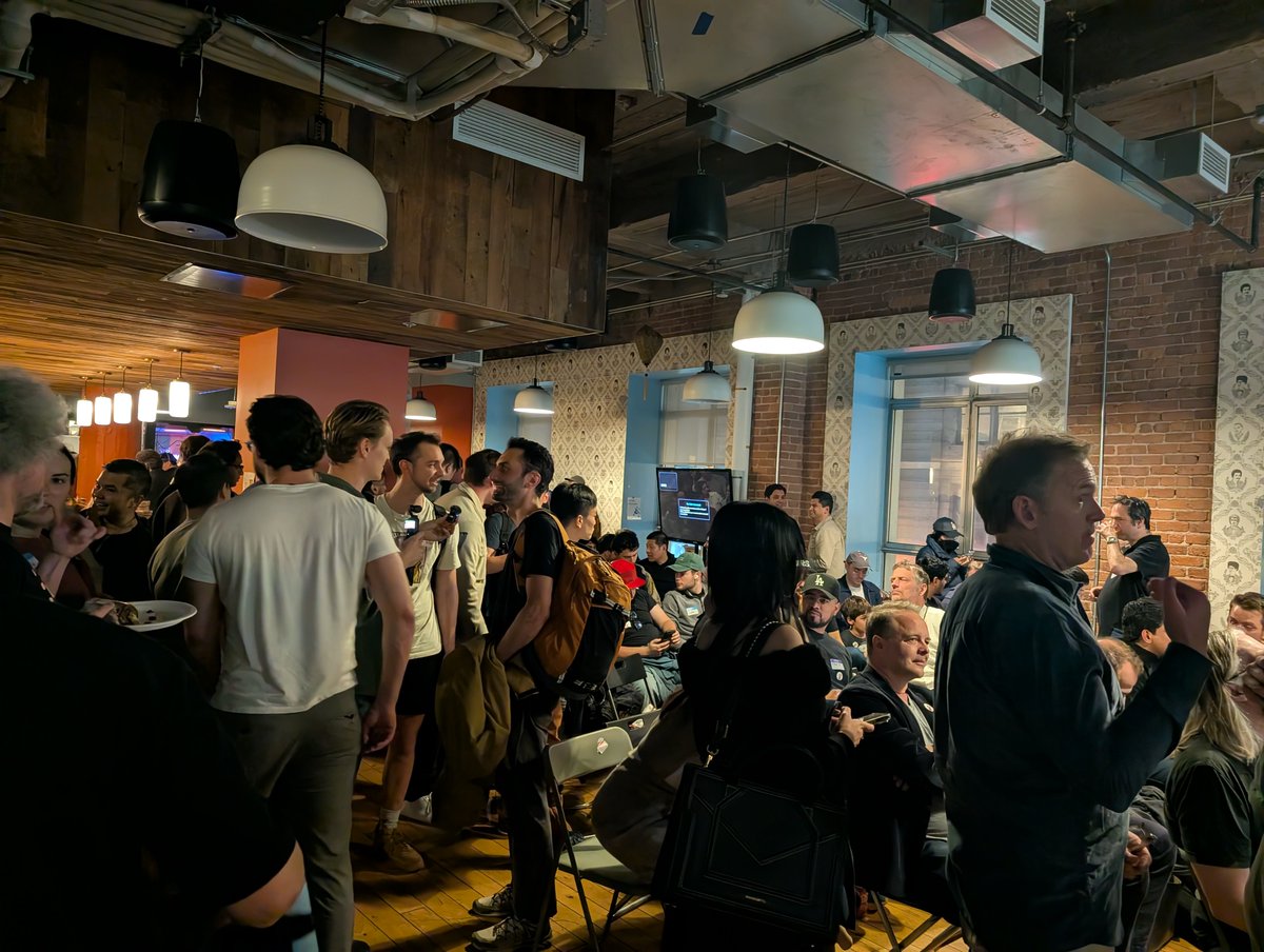 tomoaki_imai's tweet image. 世界初(?)のOpenClaw(Clawdbot)のミートアップがSFであり、数日前の告知ながら900人以上が参加し、作者のPeterが登壇して大盛りあがりでした。QAセッションでOpenClawとAI Agentのこれからについて話していた内容のざっくりまとめ:

-…