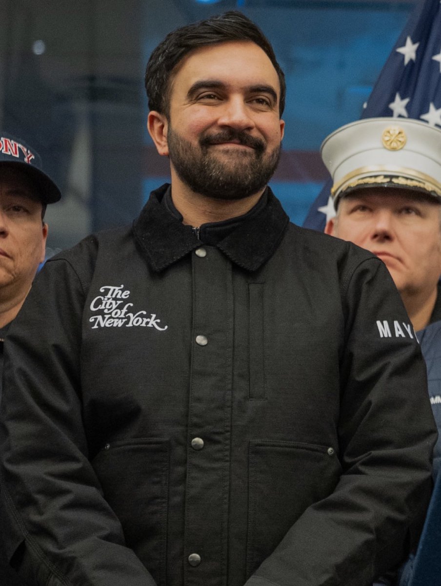 नए मेयर Zohran Mamdani के नेतृत्व में, न्यूयॉर्क शहर ने अब तक का सबसे सुरक्षित जनवरी महीना दर्ज किया है, जिसमें गोलीबारी और हत्याओं की संख्या में बहुत गिरावट आई है!

आंकड़े बताते है–

जनवरी 2025 की तुलना में हत्याओं की संख्या में 60% की गिरावट आई है!
जबकि गोलीबारी की घटनाओं में