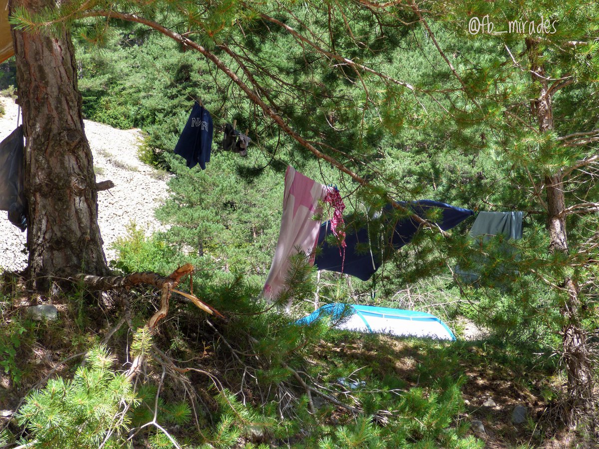 Quan hi ha roba estesa no es pot parlar de segons que, ni de segons qui. Hi ha alguna cosa que és millor que no quedi al descobert. La roba estesa incomoda, amenaça de revelar allò que volem mantenir en la intimitat. #berguedà #estiu2025 #proximitat