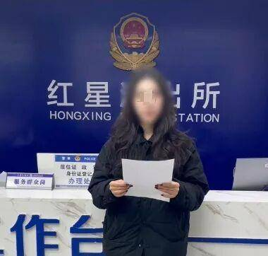 MessyLabX's tweet image. 拿自己孩子摆拍“人贩子拐孩子”视频
四川泸州一博主发布视频称，“自家孩子在商场附近路边玩耍时，险些被人贩子拐走。”造成属地居民恐慌。已证实发布的视频内容为虚假摆拍。