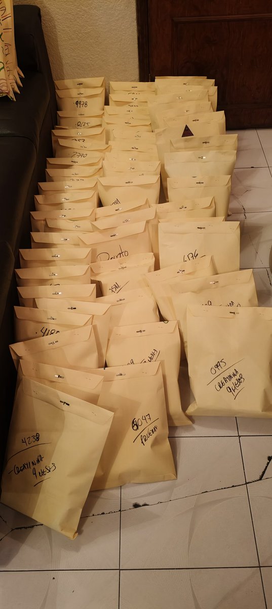 Alainwho's tweet photo. Entre ayer y hoy llegamos a la paquetería con chingos de envíos. Si necesitan PrEP, PEP, medicamento por DESABASTO o desfase acá les ayudamos, nuestros servicios son siempre gratuitos y no descansamos nunca. Aquí andamos amix, ¡No están solxs! 🫰🏾 Para mayor rapidez escriban al IG de @VIHveLibre ahí todo siempre es más rápido 🙌🏾🙂‍↕️🫰🏾