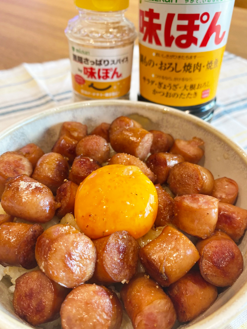 ajipon_mizkan's tweet photo. 味ぽんバターでこんがり焼いたソーセージをアチアチごはんに敷いて卵黄を落とし、「味ぽんスパイス」をこれでもかとふりかけると、肉の日にふさわしい絶対優勝味ぽんソーセージ丼になります https://t.co/RaLqkVXFb3
