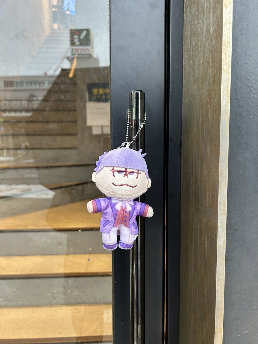 某駅前で雨の中びしょ濡れになった「おそ松くん」ぬい拾いました！
とりあえずプロントのドアに雨宿りに下げてます。
心当たりのある方は是非お迎えに行ってあげて欲しいです！
※某駅前気になった方はDMでお待ちしています。