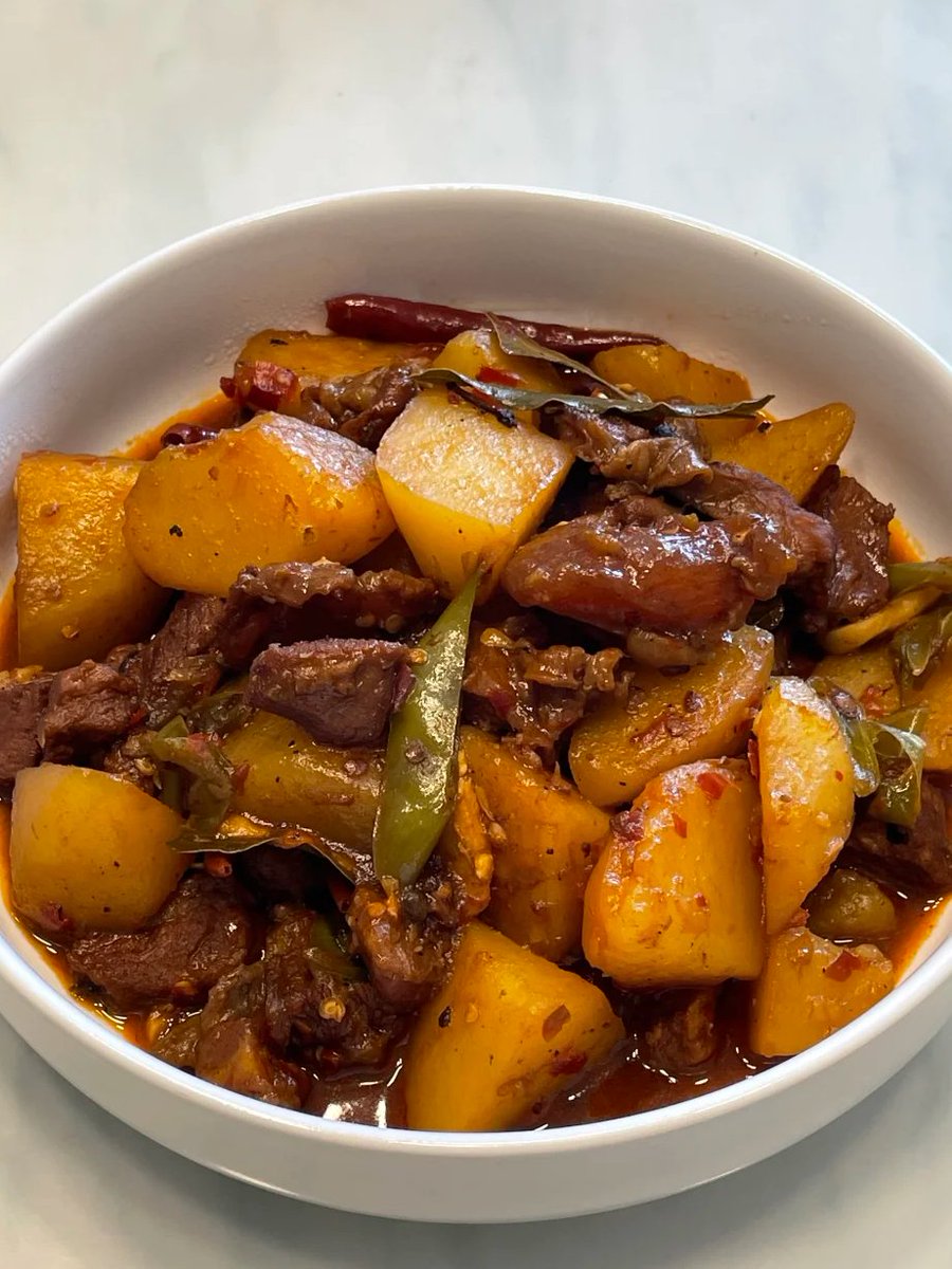 XTuvrf's tweet image. 料理はただの作業じゃなくて、楽しみそのもの🍛
#牛肉の煮込み