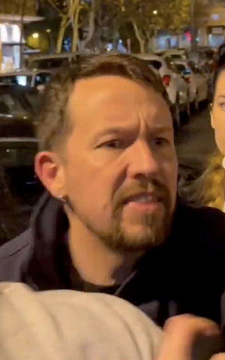 Esta es la cara del mal. Iglesias se enfrenta a Vito Quiles una vez más ante una pregunta. Su respuesta es violenta, su mirada dice "te voy a matar". Asi es el comunismo de Podemos.  A esta gente sí hay que barrerla en las urnas. No pueden seguir en política.