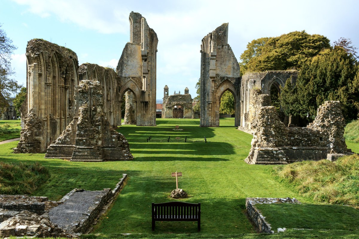 lorraineelizab6's tweet image. 5 Feb, 8 May: St Indracht of #Glastonbury, sister Dominica &amp;amp; companions. 7-8th C Irish prince. They were killed by a thegn, in Huish Episcopi or Shapwick, #Somerset, after stopping to visit the shrine of St Patrick. Miracles! Relics at Glastonbury. Confused with 9th C Iona abbot?