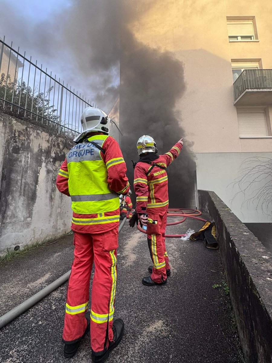 Sdis_87's tweet photo. #intervention 
Ce matin, un important #incendie 🔥s’est déclaré dans le parking sous terrain d’un immeuble situé sur la commune de #Limoges 
De nombreux moyens sapeurs #pompiers 👨🏻‍🚒🧑‍🚒ont été dépêchés sur les lieux pour maîtriser le sinistre au plus vite et protéger les habitations https://t.co/3JGtGUyvQZ