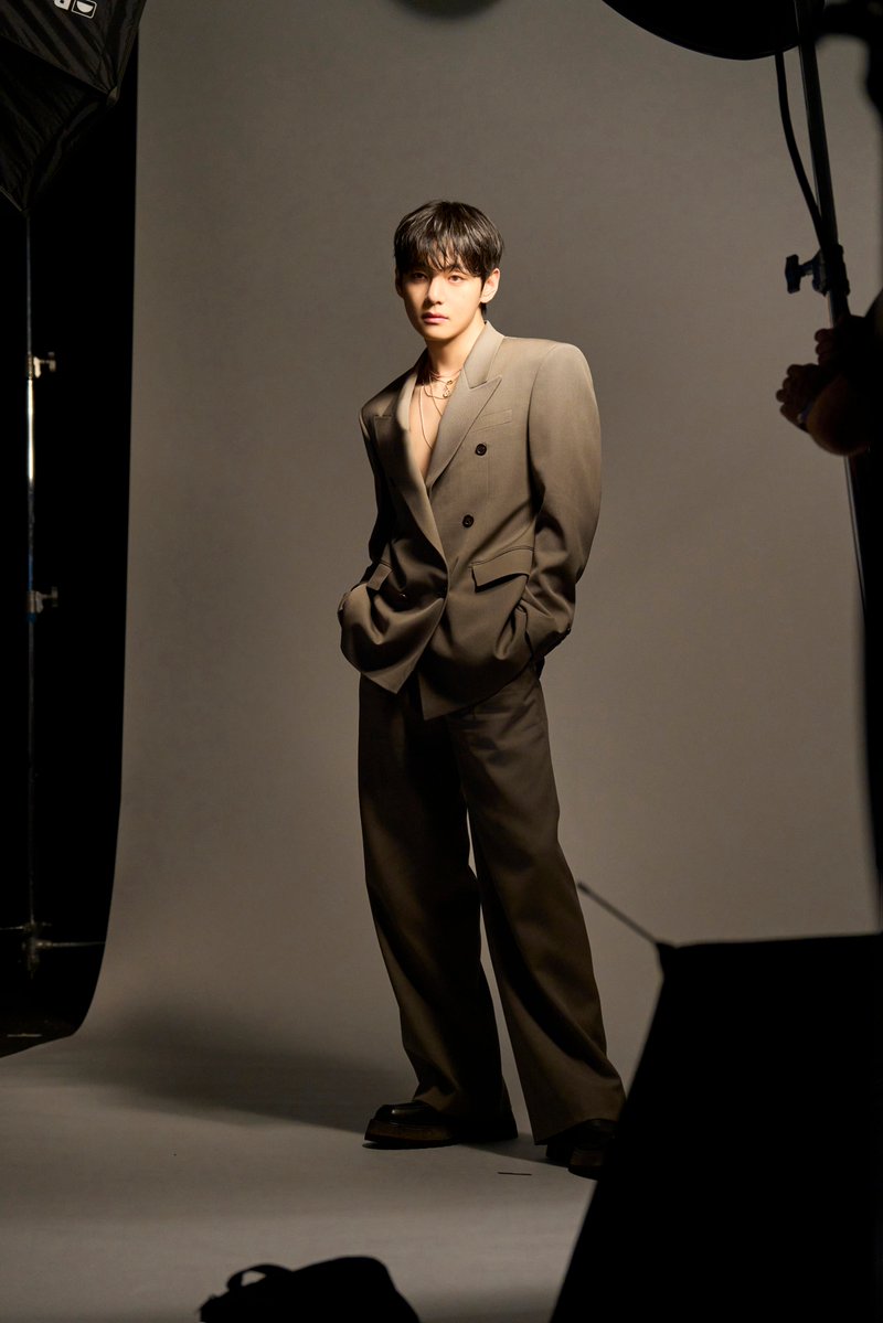 【Yunth ❘ 
　V Beautiful snap at the shoot -vol.5-】

Yunth撮影現場のスナップをお届け📸✨

どの瞬間も絵になるVさん。
光と影のコントラストが輪郭の美しさを際立たせ、
一瞬の表情まで印象的に切り取ります。

#Yunth #V