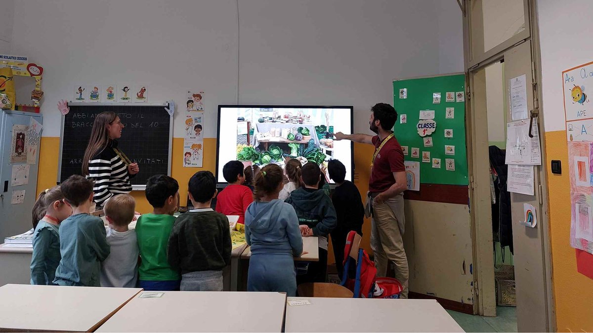 ColdirettiAL's tweet image. L’importanza di imparare a non sprecare il cibo, conoscere le filiere e i prodotti del territorio.
Con i produttori @coldiretti percorso in classe che punta a #sostenibilità e cultura #Green 
Laboratori sensoriali e lezione di buone prassi per diventare consumatori consapevoli