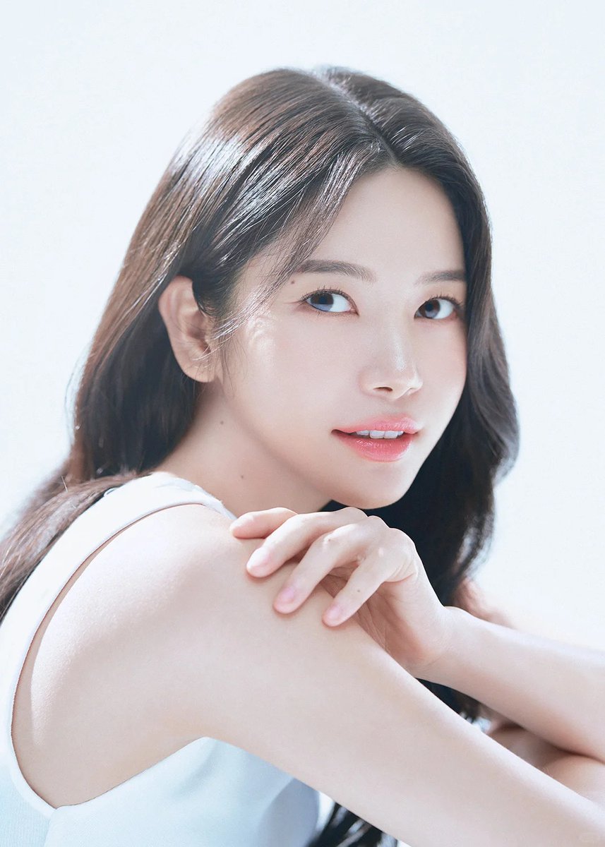 11 years after debut as an idol singer
10 years after small screen debut as an actor
4 years after theater debut as a musical actor
5 months after big screen debut as a movie actor

Solar finally took her first ever actor profile photo shoot!