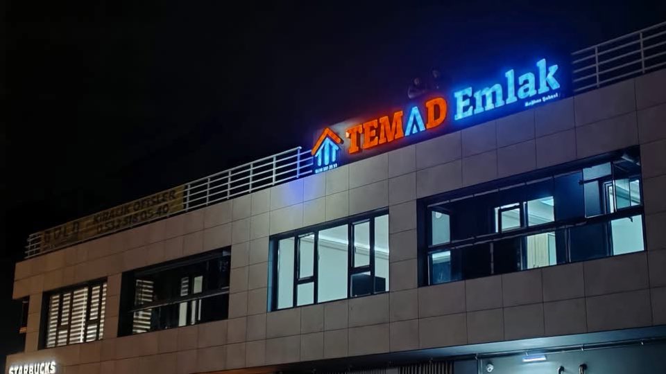 ErolAcar1's tweet photo. DUYURU | TEMAD EMLAK GAYRİMENKUL LTD.

TEMAD Emlak Gayrimenkul Ltd. Şti. Kurucu Ofisler Bayilik Süreci,
16 Şubat 2026 tarihi itibarıyla sona ermektedir.

TEMAD Emlak Gayrimenkul şirketimizin kuruluşu ve bayilik yapılanması süreci;
tüm TEMAD Şube Başkanlıklarımız, sosyal medya platformlarımız ve WhatsApp Emlak Yapılanma Gruplarımız aracılığıyla eşgüdüm içinde yürütülmüş;
bu çalışmalar neticesinde TEMAD Emlak Gayrimenkul şirketimiz kurulmuş ve Türkiye genelinde bayilik ağımız oluşturulmuştur.

Bu duyuru;
TEMAD İktisadi Teşekkülleri Başkanlığı adına,
emlak müşavirliği faaliyeti yürüten meslektaşlarımızın bilgisine sunulmaktadır.

Bayilik şartları ve başvuru süreci hakkında detaylı bilgi almak isteyen meslektaşlarımız,
WhatsApp Bilgi Hattımız: 0 552 921 49 06 üzerinden bizimle iletişime geçebilirler. Bilgilendirme çağrımızı Emlak müşaviri meslektaşlarımız ile paylaşmanızı önemle arz ediyoruz.

Kamuoyuna saygıyla duyurulur.

TEMAD İKTİSADİ TEŞEKKÜLLERİ BAŞKANLIĞI.

@cahitKoca20 
@temadankara 

@CBlghn 
@reyhan_savk 
@OzlemOrfi 
@zgnckot 
@0sergun

@BekirTulu 
@aosmanozkaya84 
@menderes_akkus 
@aydin_bildis 
@NiyaziTRKER35 
@kuzaybodrum 
@Erdognyildiz 
@AhmetCogas  
@NaimBaharr 
@ozdem_salim 
@necatozturan @GaziemirTemad 
@Temad_Usak @OdunpazarTemad 
@TemadBolu
@KarabaglarTemad
@Guzelbahce54898 
 @TemadDalaman
@Temad_Usak