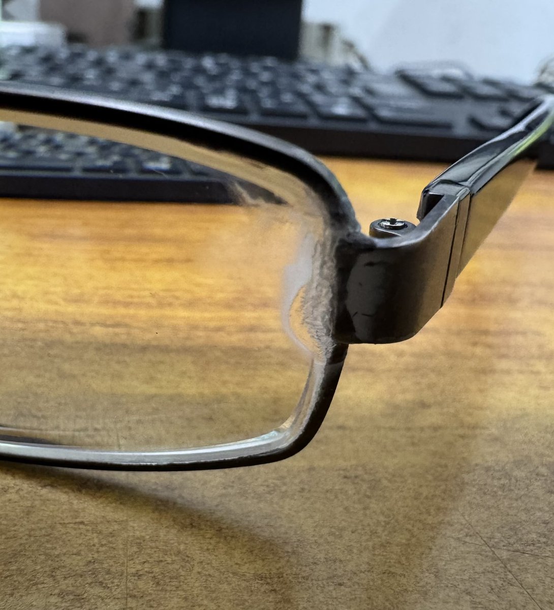 _guardian_deity's tweet photo. 急にメガネのフレームが折れて、予備の眼鏡もなく、とりあえず接着剤でくっつけて使ってる💔
最近良い事ないんで、優しい言葉を下さい💧
連勤中で休みもなくてすぐに作りに行けない💔

#メガネ折れた #心が折れた https://t.co/TrQfVZKckE