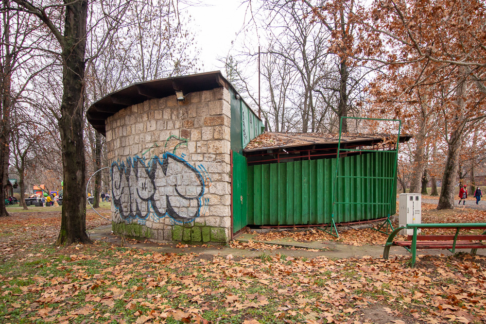 Јавниот тоалет во новиот дел од Градскиот парк во Скопје, иако замислен како корисна услуга за посетителите, денес e пример на запуштеност и неодржуваност, репрезент на нашата јавна некултура.

Продолжете со читање на marh.mk
>>> marh.mk/javen-toalet-v…