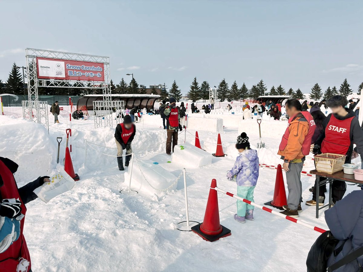 welcomesapporo's tweet photo. つどーむ会場には、雪壁で作られた迷路「アメリカ250 デロイト トーマツ スノーラビリンス アメリカの歴史の偉大さに迷い込もう」が登場！雪壁フォトスポットでは、U.S.A.の文字に入ってみよう📸

アメリカ発祥スポーツ「コーンホール」体験も！デジタルスタンプラリーも開催！
（→） https://t.co/lVtj6LdhM8